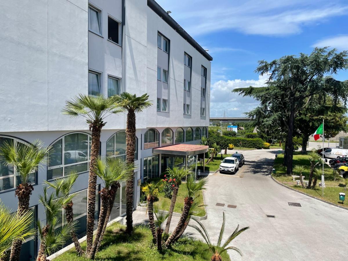Hotel Quadrifoglio Castello di Cisterna Esterno foto