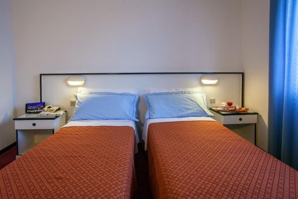Hotel Quadrifoglio Castello di Cisterna Esterno foto
