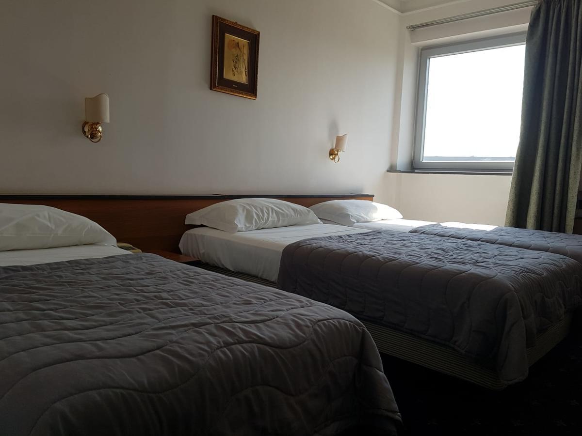 Hotel Quadrifoglio Castello di Cisterna Esterno foto