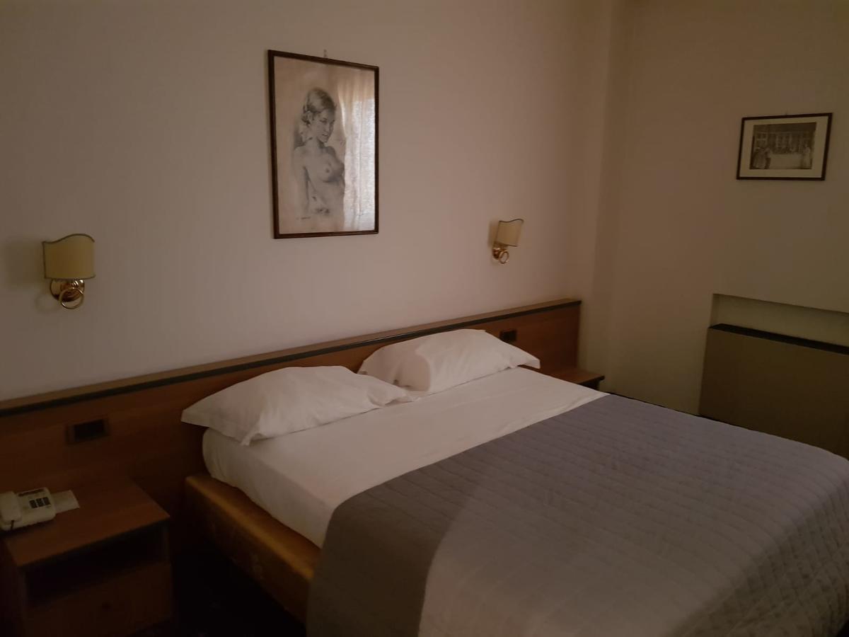 Hotel Quadrifoglio Castello di Cisterna Esterno foto