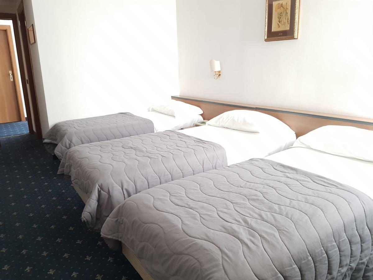 Hotel Quadrifoglio Castello di Cisterna Esterno foto